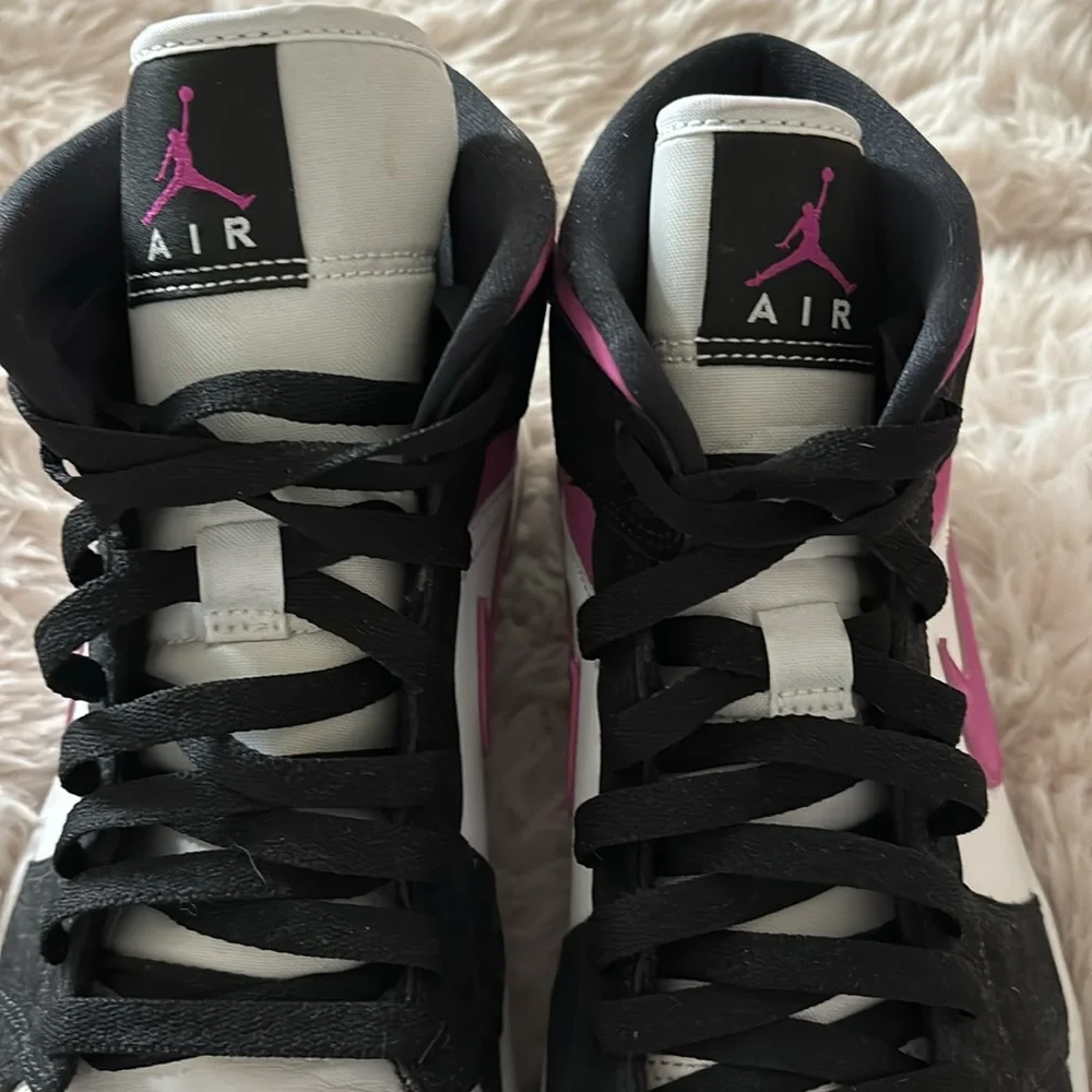 Women’s Air Jordan 1 Purple High-tops - Picture 2 of 5